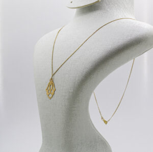 سنسلة الخميسة من الذهب عيار 18k