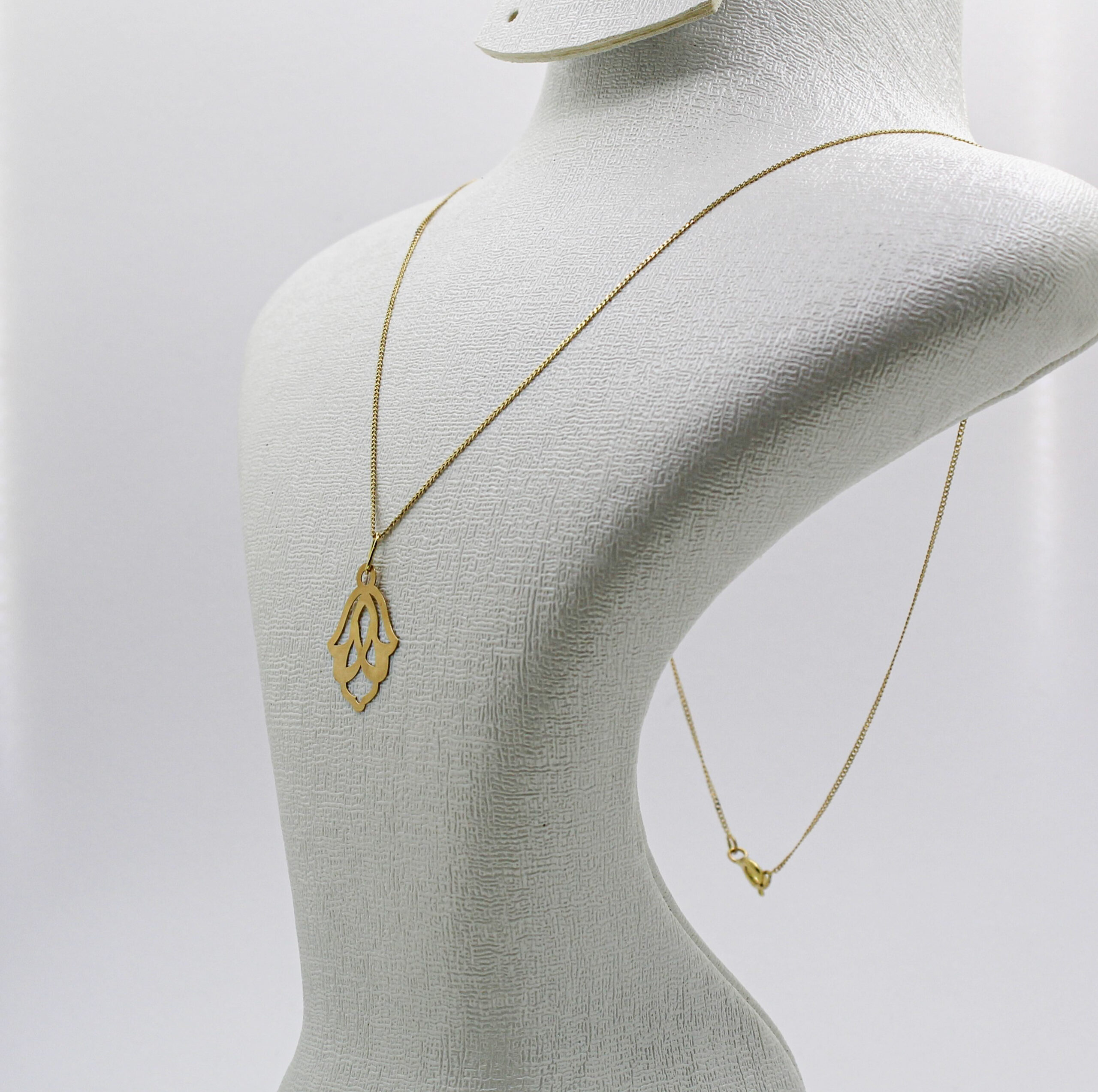 سنسلة الخميسة من الذهب عيار 18k