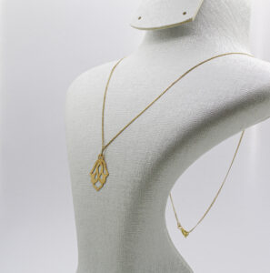 سنسلة الخميسة من الذهب عيار 18k