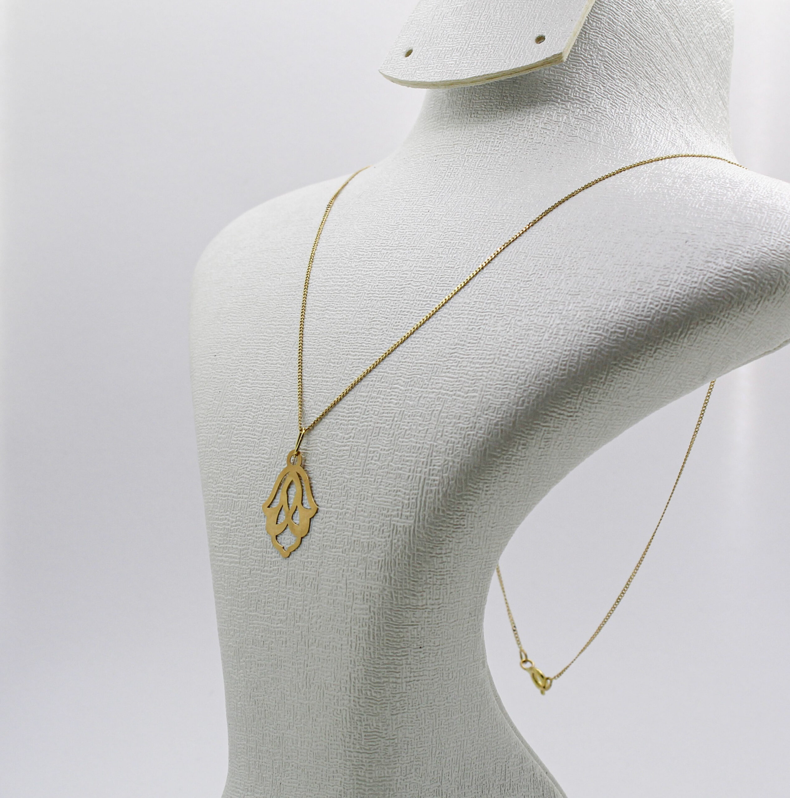 سنسلة الخميسة من الذهب عيار 18k