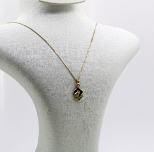 سنسلة من الذهب عيار 18k