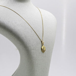 سنسلة من الذهب عيار 18k