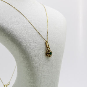 سنسلة الوردة بحجر أخضر من الذهب عيار 18k