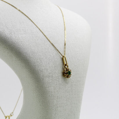 سنسلة الوردة بحجر أخضر من الذهب عيار 18k