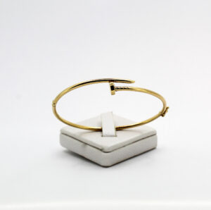 براسلي من الذهب عيار 18K