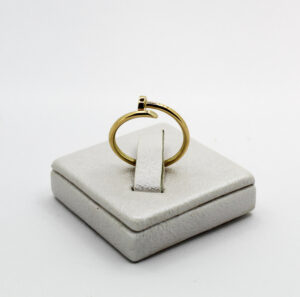 خاتم المسمار من الذهب عيار 18K