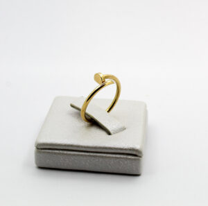 خاتم المسمار من الذهب عيار 18K