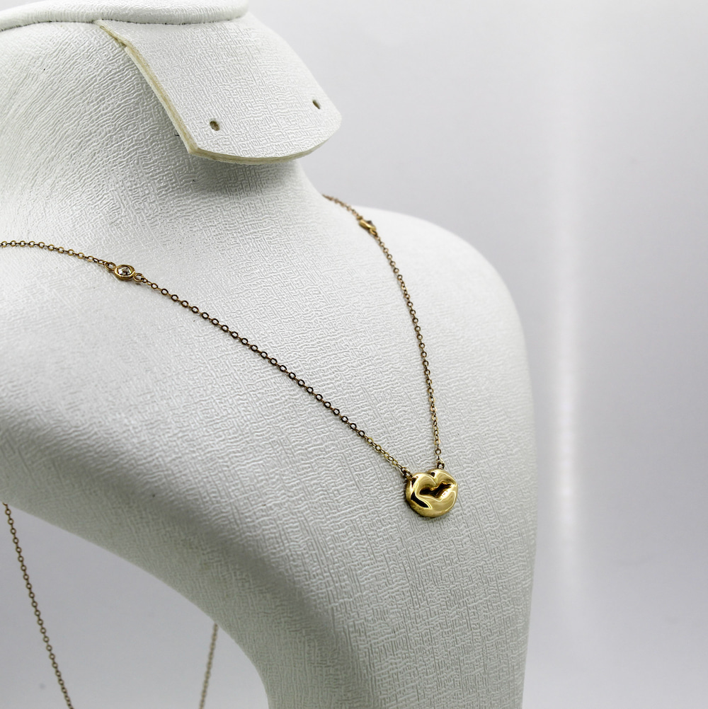 قلادة القُبلة من الذهب عيار 18قيراط