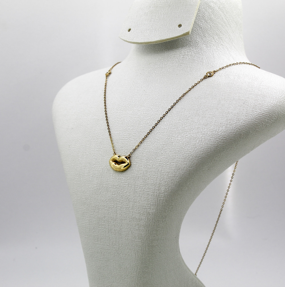 قلادة القُبلة من الذهب عيار 18قيراط