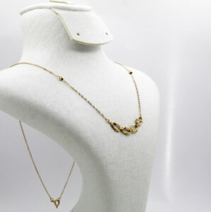 قلادة من الذهب عيار 18قيراط