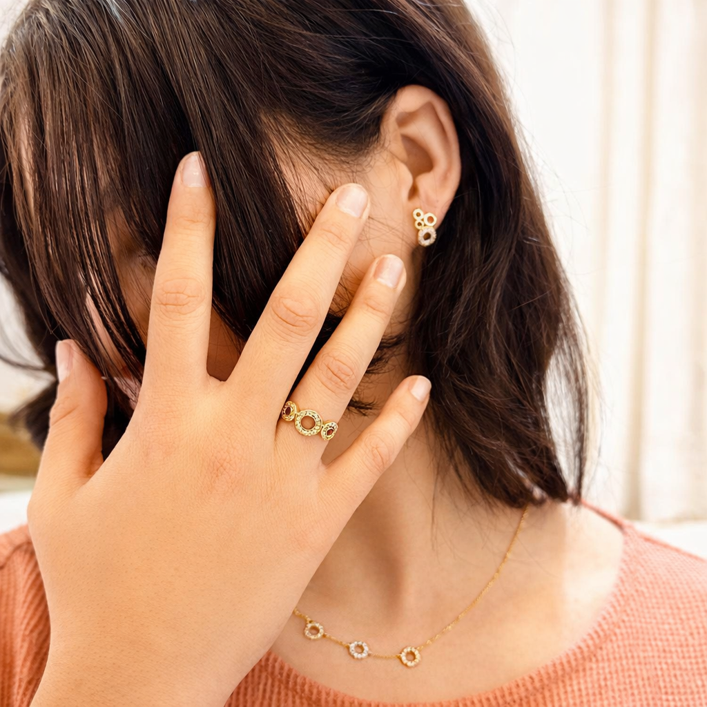 عارضة ترتدي مجوهرات ذهبية