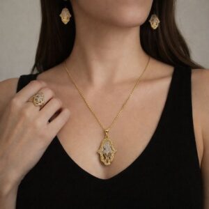 عارضة ترتدي مجوهرات ذهبية